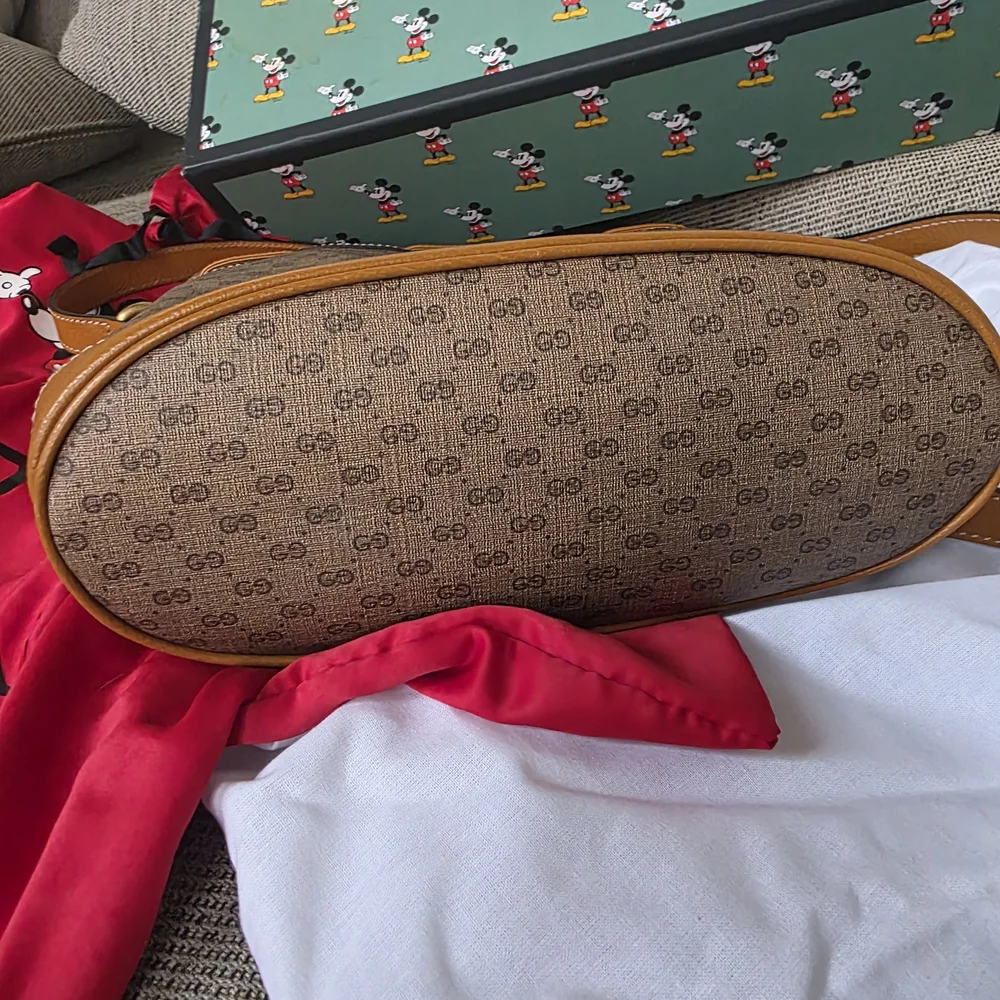 Disney x Gucci Mickey Mouse Bucket Bag - Picture 4 of 5